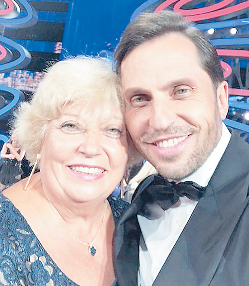 Александр не устает признаваться в любви к своей маме, которую тоже можно назвать весьма артистичным человеком. Любовь Николаевна была солисткой хора, а потом начала организовывать концерты и праздничные мероприятия