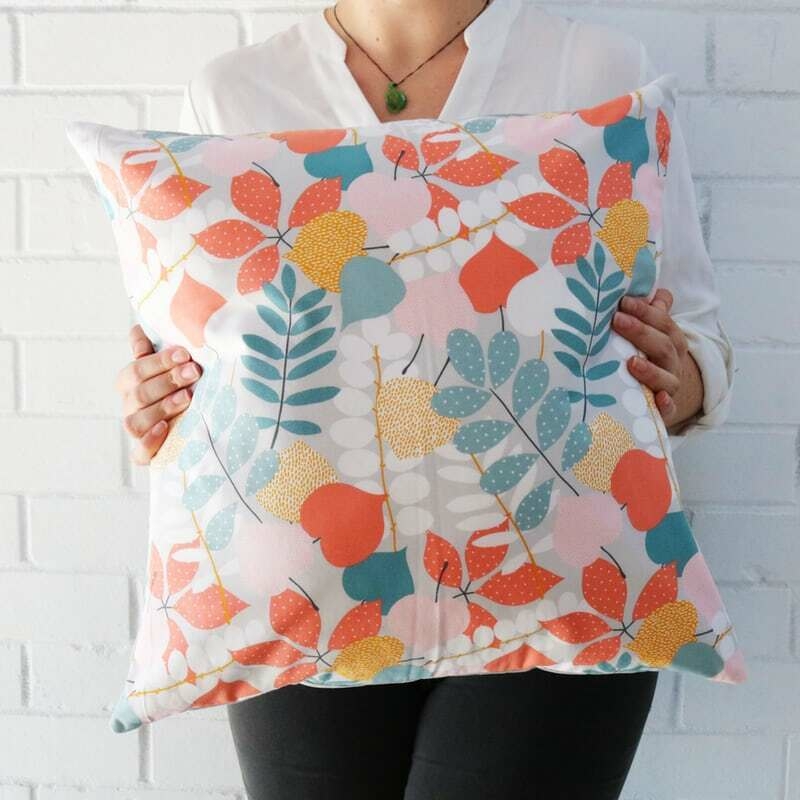 Опрыскайте подушку ароматическим спреем