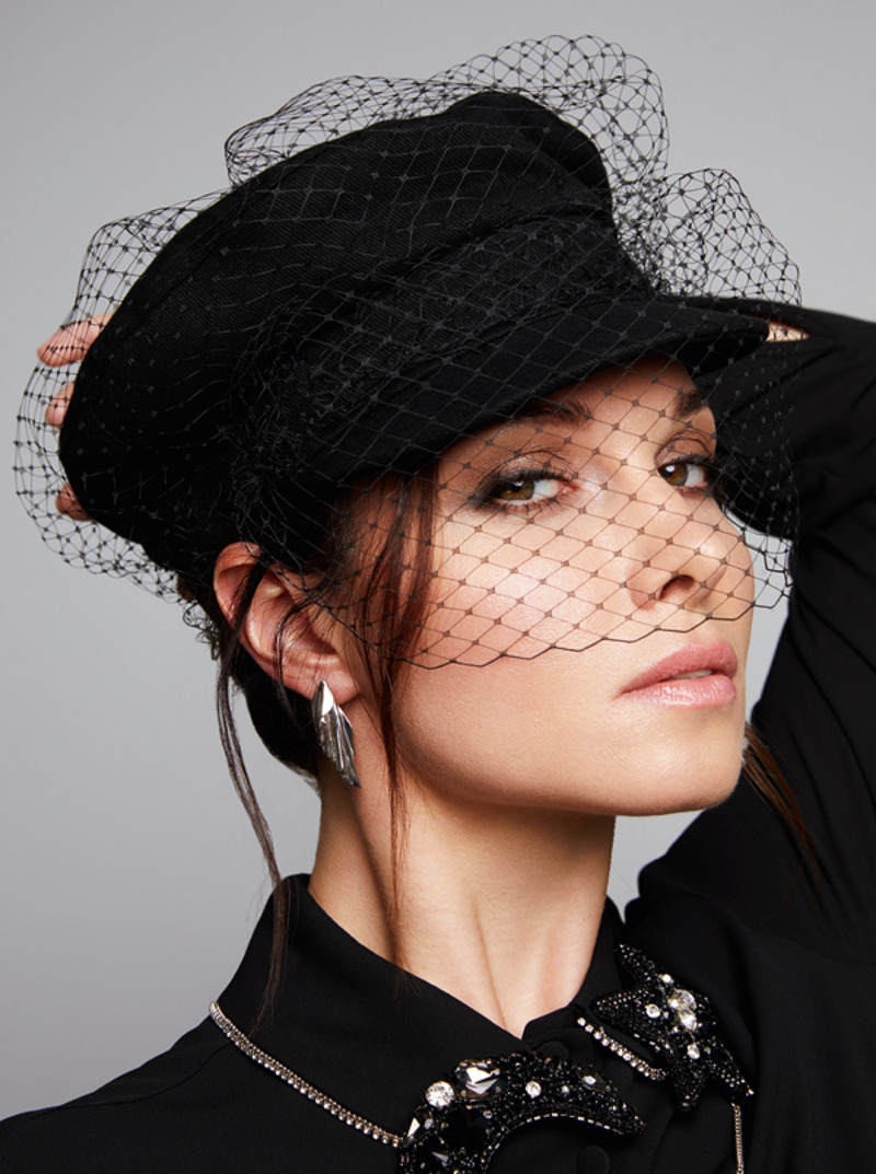 Блузка, be blumarine; броши, lesya nebo (poison drop); серьги, Poison drop; кепи, lilia fisher