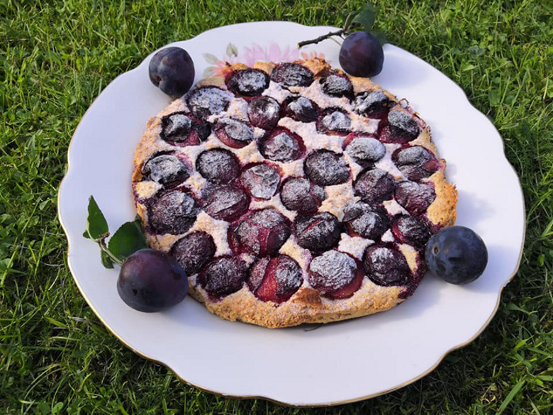 Миндальный пирог со сливами