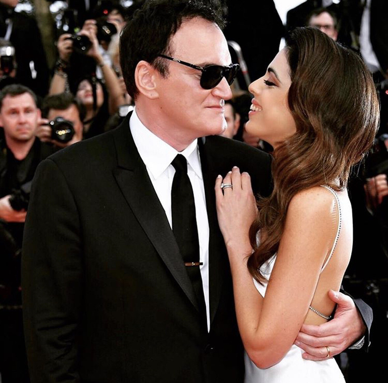 счастливый муж души не чает в избраннице