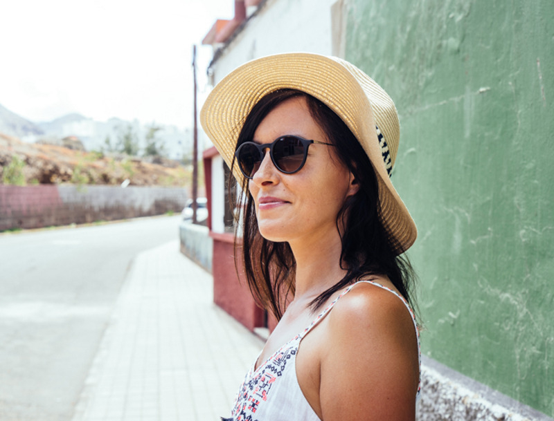 В солнечные дни летом людям, предрасположенным к гиперпигментации, на улицу лучше выходить в головных уборах