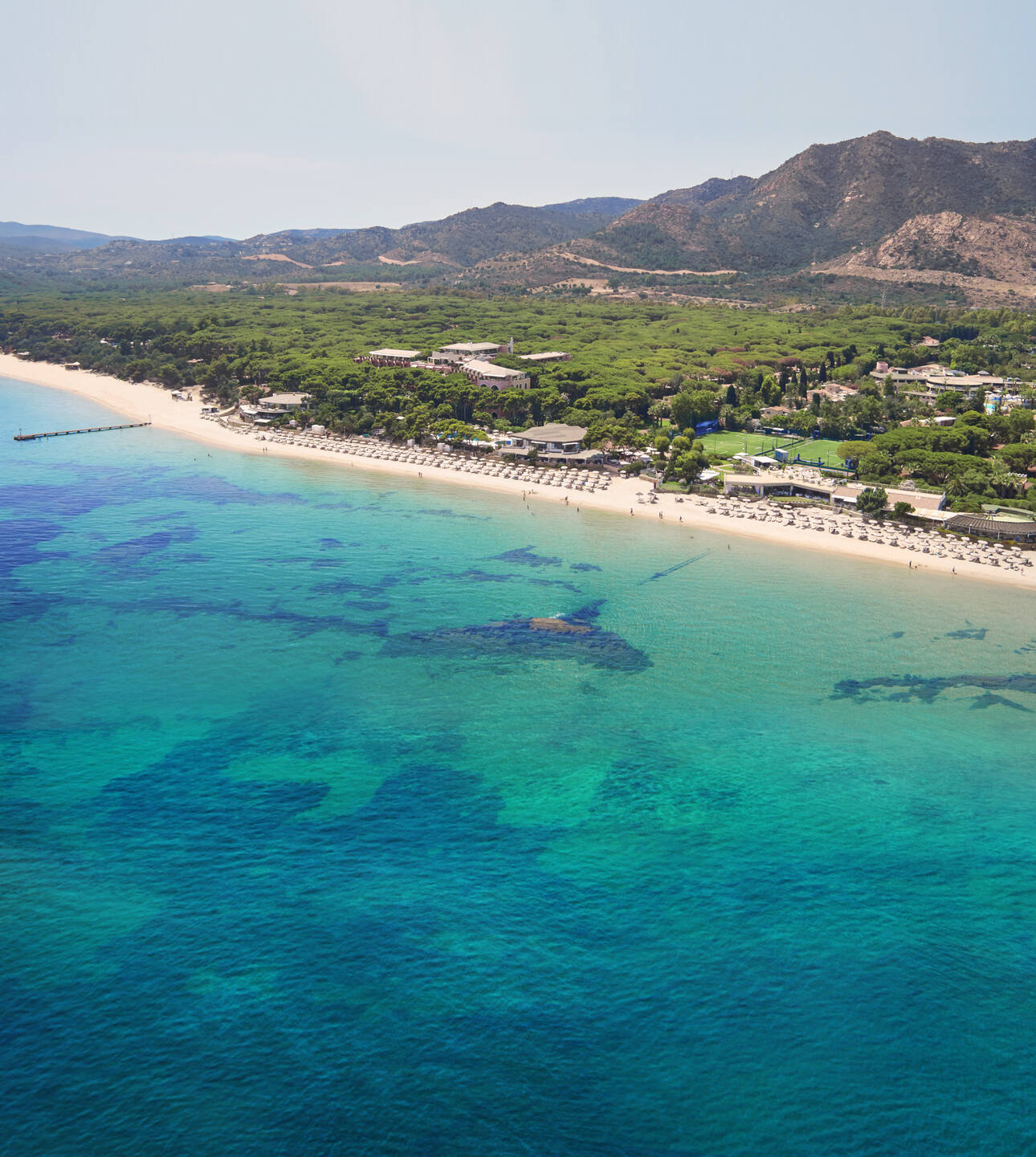 На юге острова находится знаменитый на весь мир Forte Village