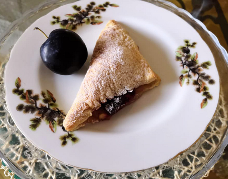 Слойка со сливами, яблоками и бананами