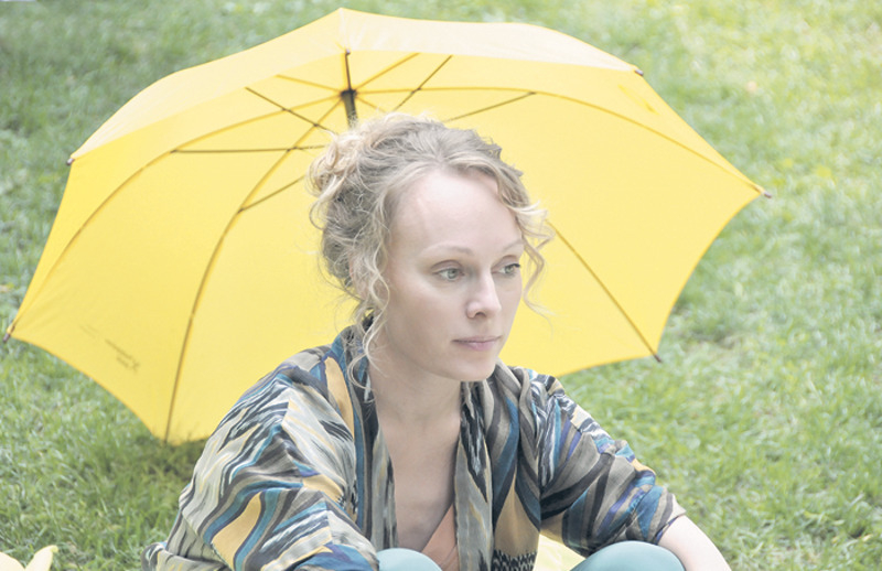 льге Ломоносовой досталась роль женщины, явно недовольной присутствием роботов в своем доме