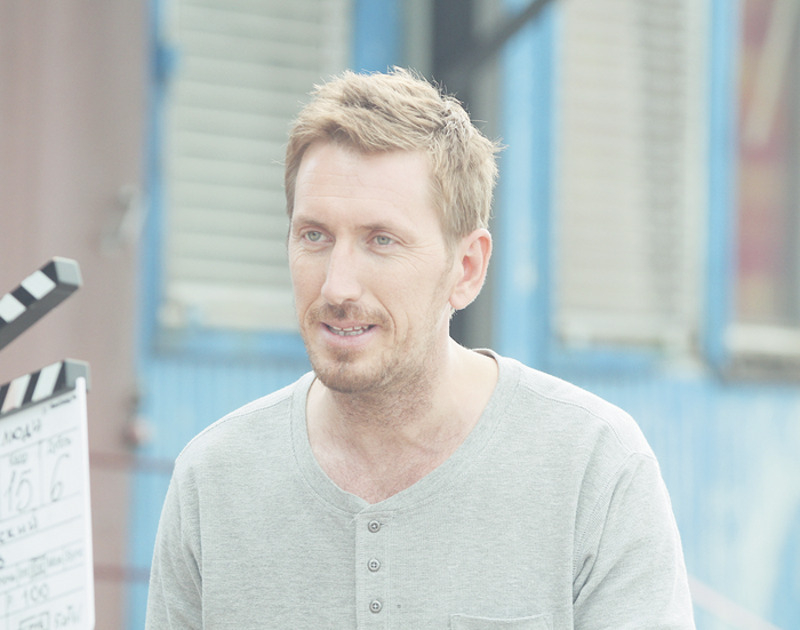 Кирилл Кяро сыграл хирурга, который переживает непростой развод с женой и делит с ней опеку над детьми