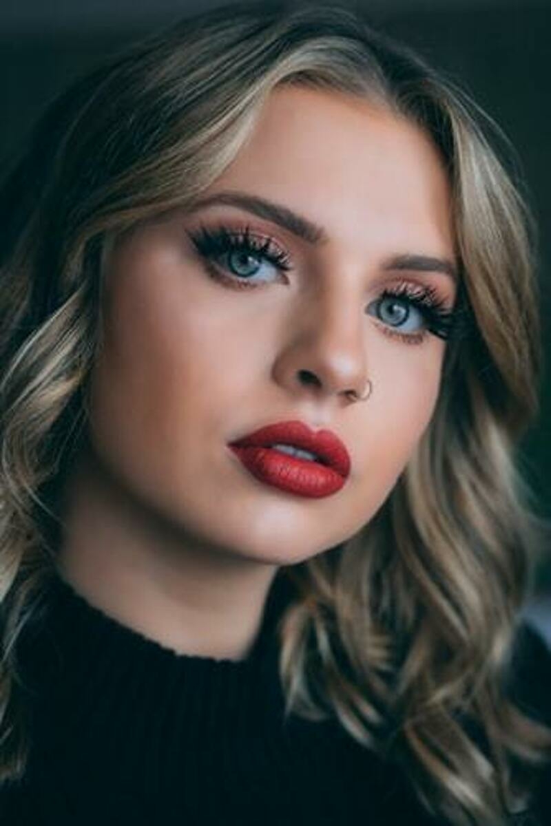 темный оттенок можно подобрать практически под любой образ