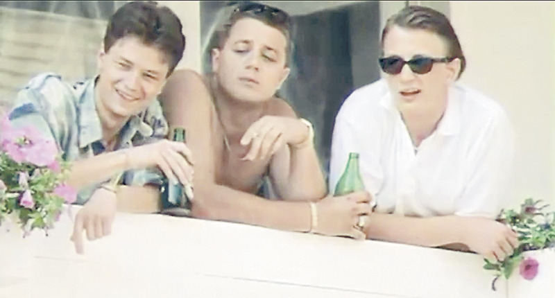 За двадцать лет, которые прошли после премьеры «Ворошиловского стрелка», судьбы звезд фильма сложились по-разному. Илья Древнов (слева) сейчас снимается гораздо меньше, чем мог бы. Алексей Макаров, как и Марат Башаров, стал весьма востребованным артистом