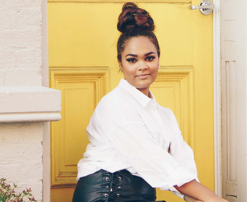 Белую рубашку можно выбрать в мужском отделе