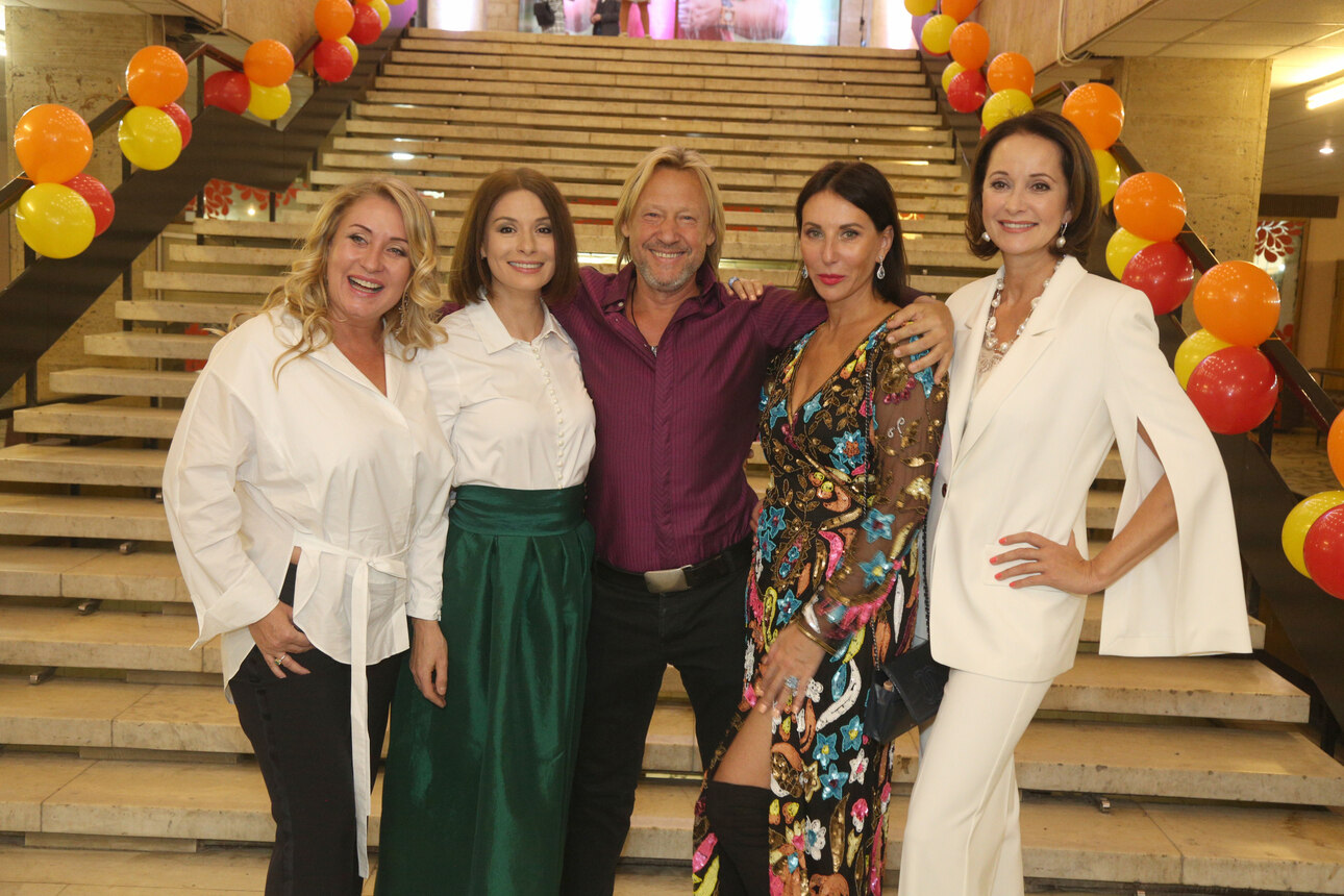 Дмитрий Харатьяна с модной бородкой в этот вечер пользовался популярностью у женского пола