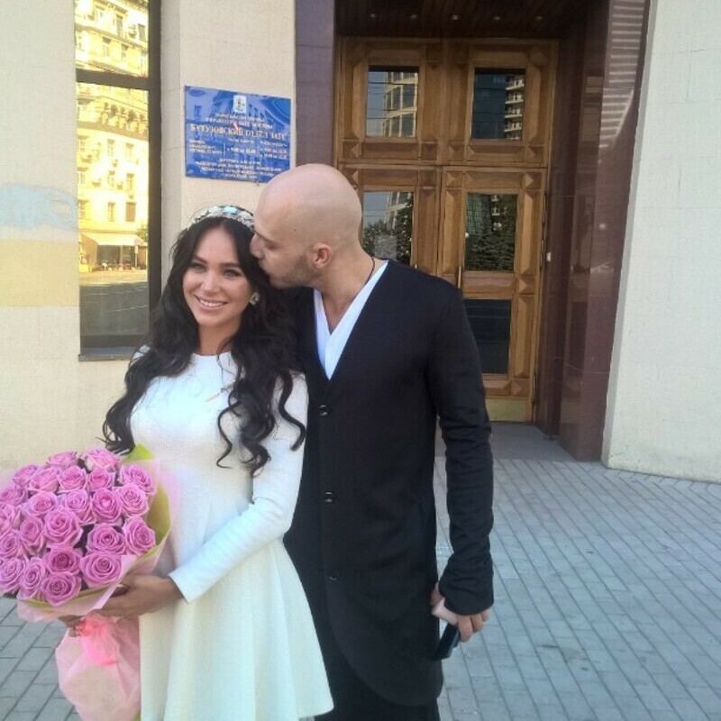 Старшему сыну Яны Поплавской Климу в сентябре исполнится 34 года. Молодой человек давно живет самостоятельной жизнью и уже был женат