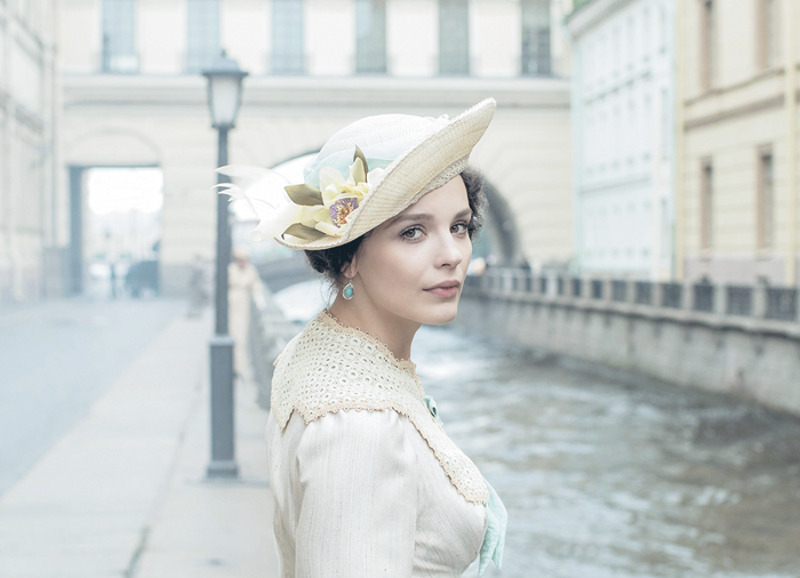 Ксения Лукьянчикова перевоплотилась в образцовую барышню начала двадцатого века