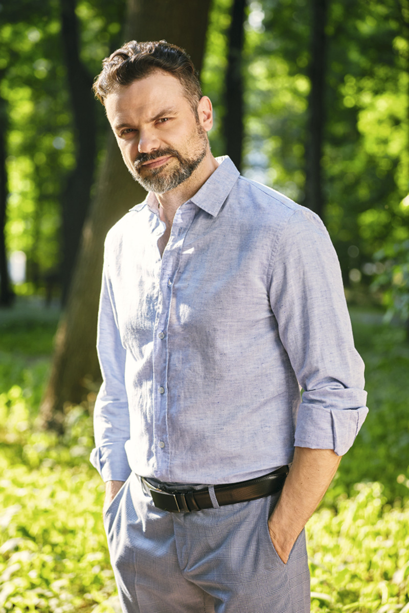 Рубашка, Bikkembergs; брюки, 21DOT12; ремень, BRIONI