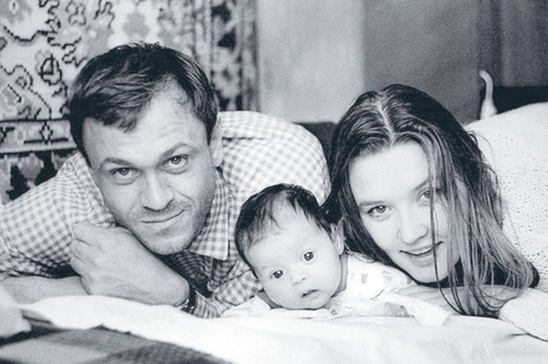 Юлия выросла в очень известной семье. Однако, несмотря на богемный род занятий родителей будущей телезвезды, Владимир Меньшов и Вера Алентова воспитывали Юлю очень строго