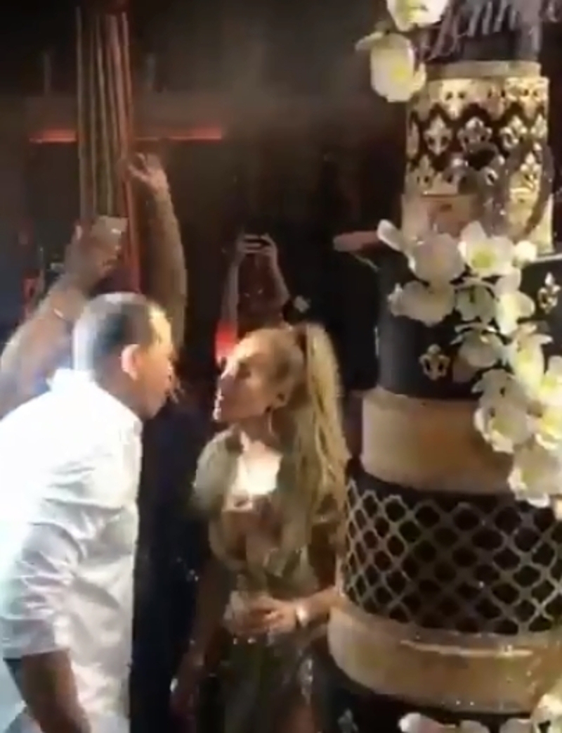 Торт на юбилее Джей Ло