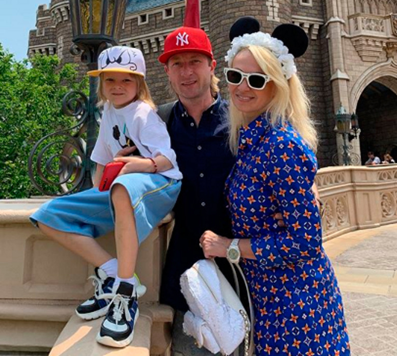 Яна Рудковская и Евгений Плющенко с сыном