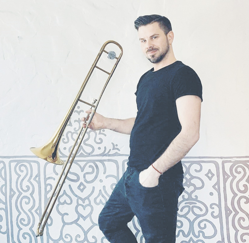 По образованию Интарс тромбонист и дирижер духового оркестра, До недавнего времени он оставался участником биг-бенда латвийского радио