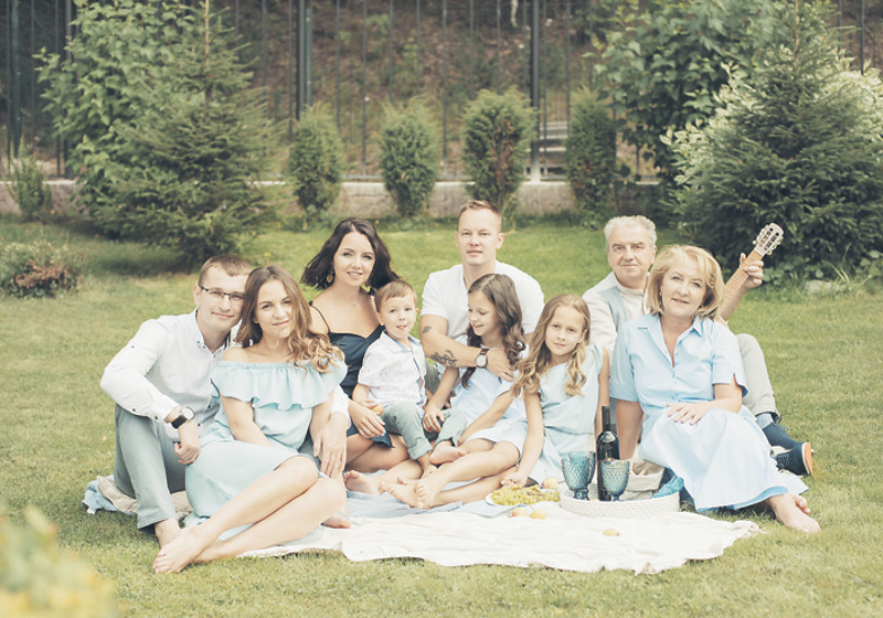 Юлия и Дарья, дочери музыканта, вышли замуж и подарили Владимиру и его супруге двух внучек и одного внука. Вся большая семья регулярно собирается вместе