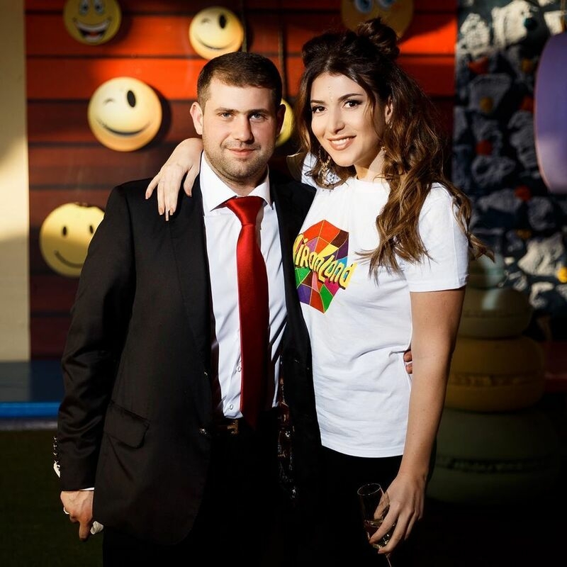 Жасмин замужем за бизнесменом Иланом Шором, который сейчас живет в Молдавии