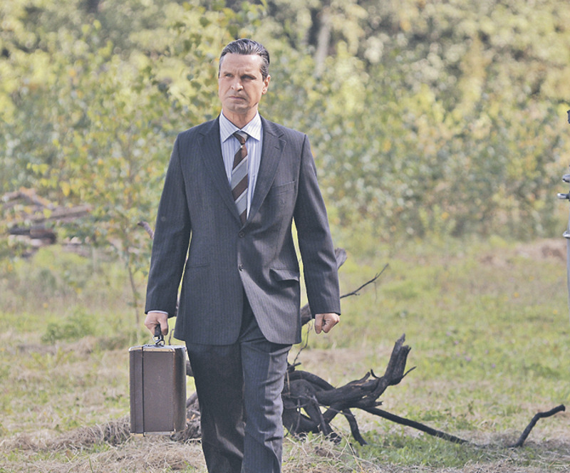 Герой Виктора Добронравова, как и героиня Ольги Павловец, в первых сериях картины предстает совсем молодым человеком и постепенно взрослеет и стареет. У Виктора уже есть опыт подобных ролей. Одна из самых ярких — в сериале «Чужая кровь»