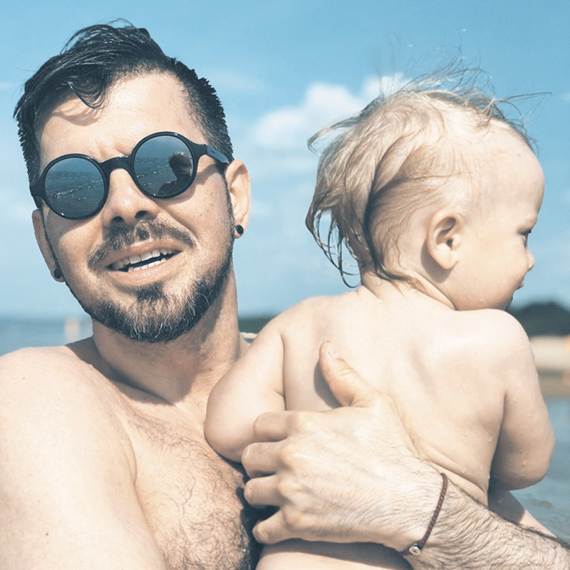 Чуть больше года назад Интарс вновь стал молодым отцом. Теперь у них с женой четверо детей