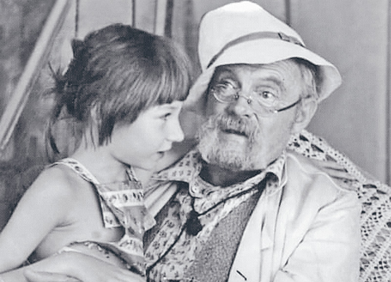 Наталия с дедом на съемках фильма Никиты Михалкова «Неоконченная пьеса для механического пианино»
