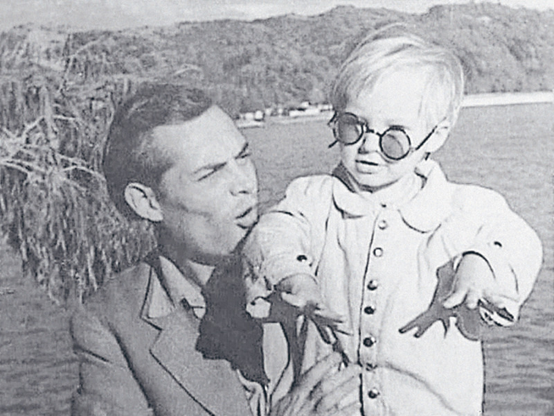 Наталия с раннего детства проводила со знаменитым дедом немало времени. Актер воспитывал внучку довольно строго