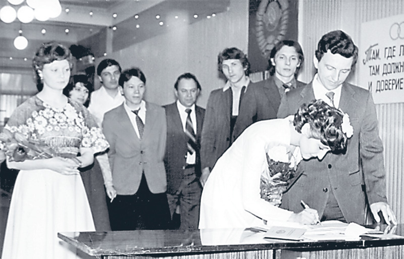 С Еленой Шахрин познакомился еще в техникуме. Свадьбу сыграли после возвращения будущей рок-звезды из армии