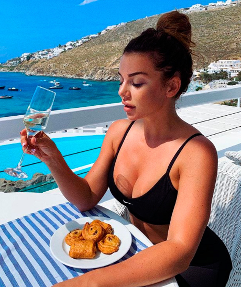 Анна Седокова занимается фитнесом по утрам