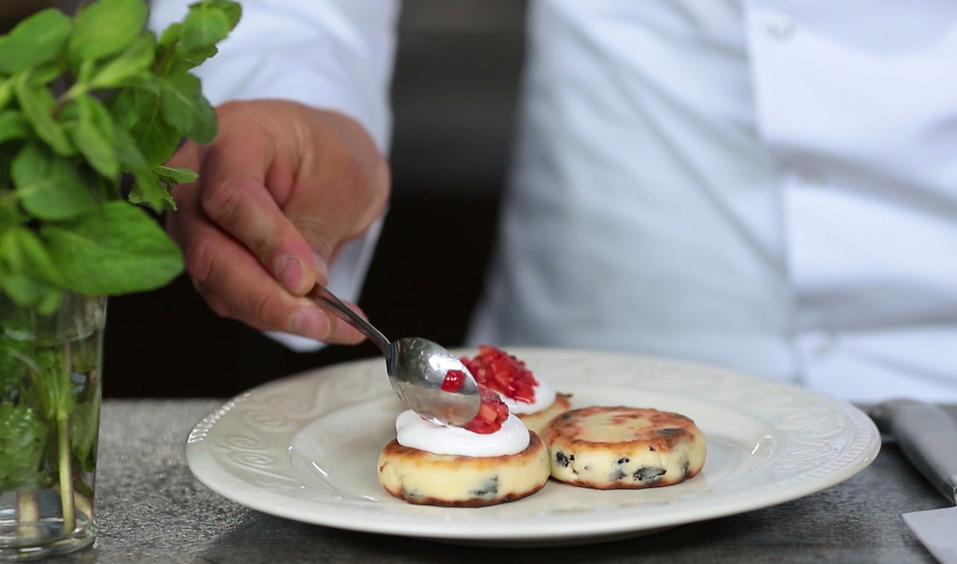 Сырники с изюмом и клубничным тартаром от шеф-повара К. Голикова