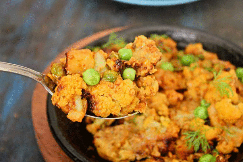 Гобхи хари матар сабджи — цветная капуста с зеленым горошком