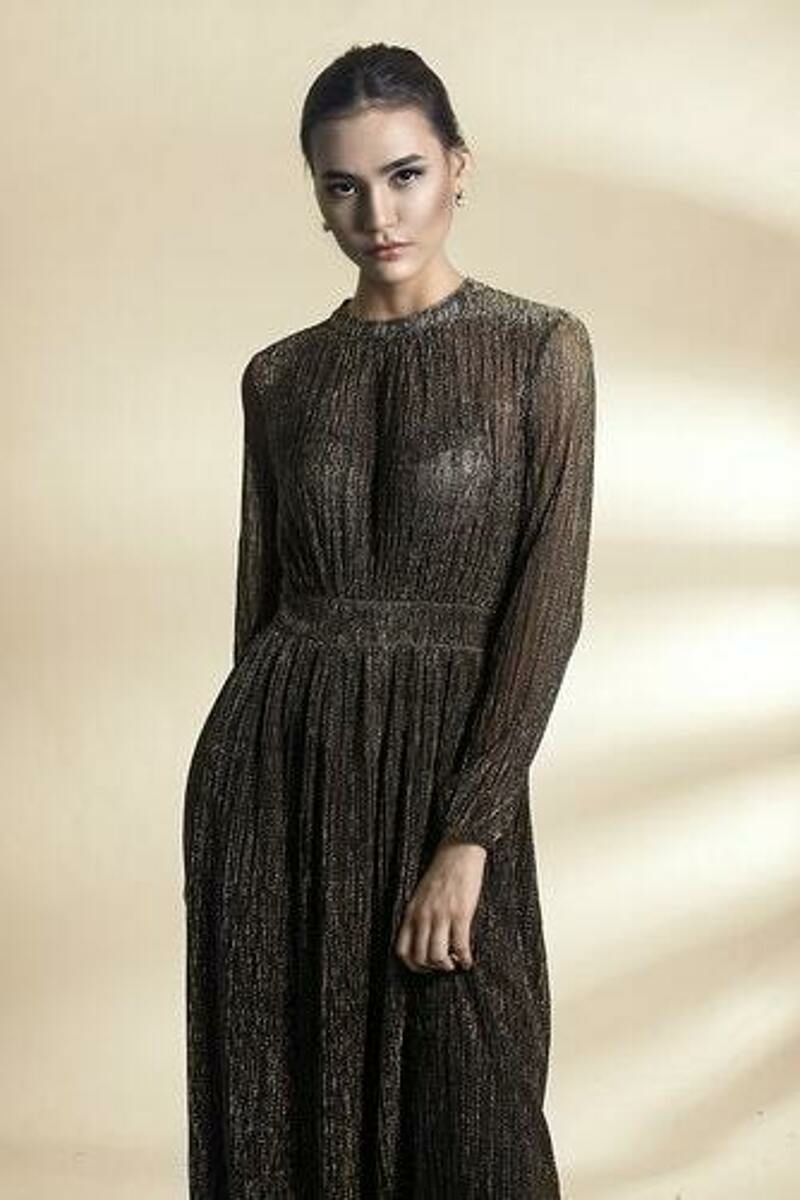 белье должно совпадать, а еще лучше - быть телесного цвета