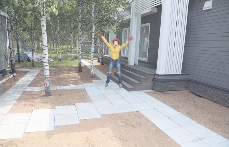 Загородный дом стал для Оксаны основным местом жительства. Здесь есть все для полноценной жизни