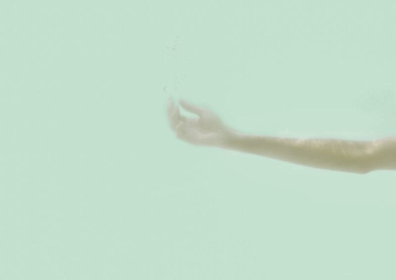 протяните ребенку руку помощи