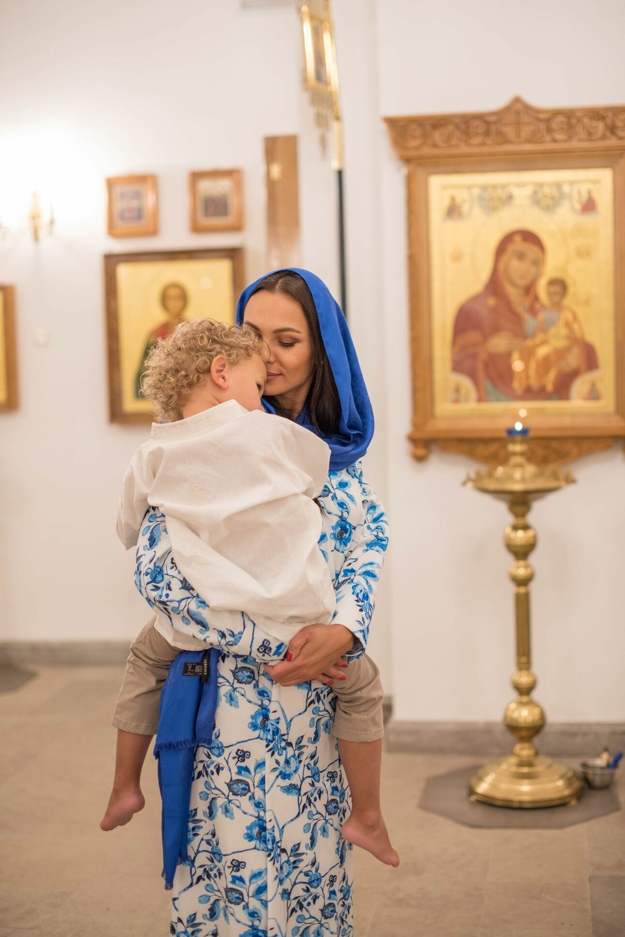 Для крестин Инна выбрала нежнле платье с цветочным принтом, сшитое в собственном ателье