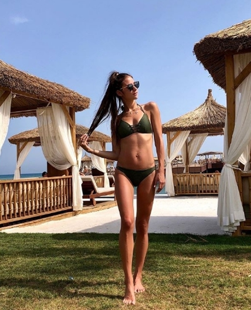 Жена Овечкина похвалилась стройной фигурой в бикини