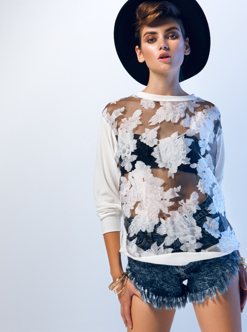 Аксессуары помогут разнообразить вечерние образы, если вы взяли минимальное количество вещей