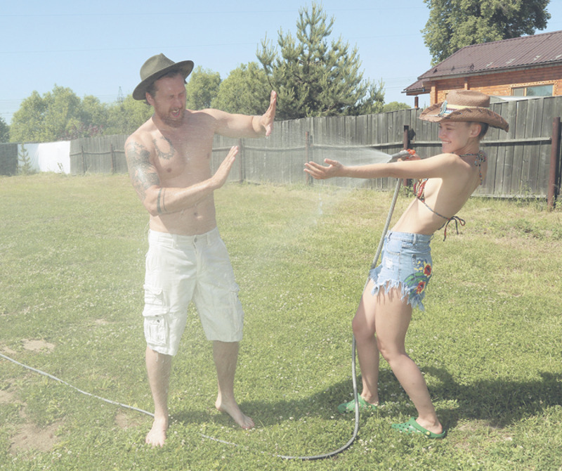 Данила и Рая познакомились через Интернет. И возможно, этот случай, когда в Сети можно найти родственную душу. Актер говорит, что сейчас он и его возлюбленная по-настоящему счастливы