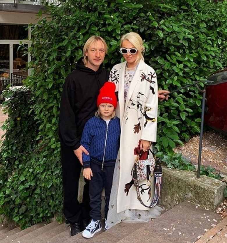 Яна Рудковская и Евгений Плющенко с сыном Сашей