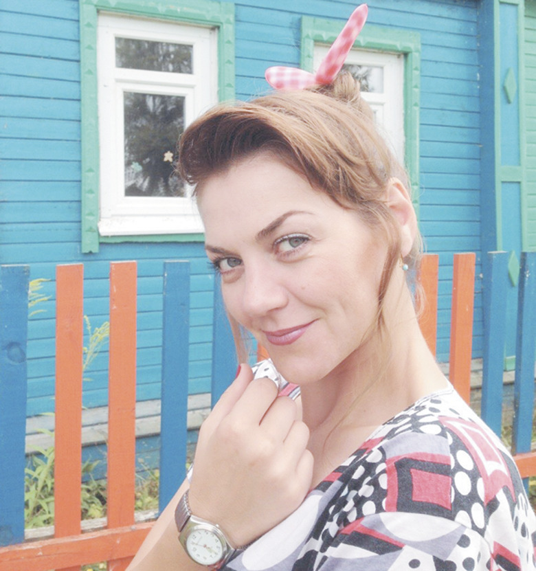 Актриса Анна Уколова давно заслужила репутацию одной из лучших комедийных актрис Ш В «Маме Лоре» каждая сцена с ее участием становится настоящим подарком для поклонников актрисы