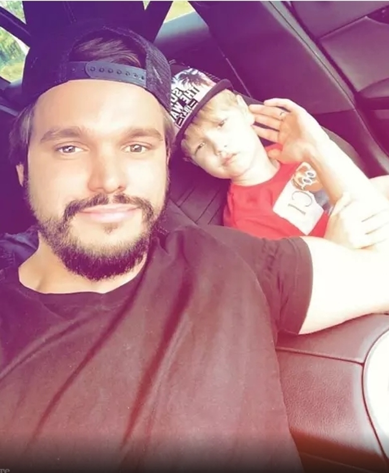 Антон Гусев с ребенком