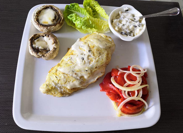 Запеченая куриная грудка с шампиньонами и соусом альоли