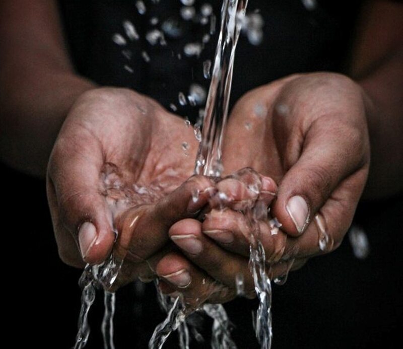 умойтесь проточной водой после демакияжа