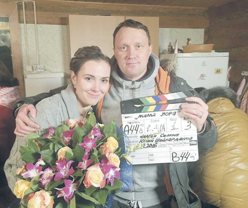 Актриса Елена Панова и режиссер сериала Андрей Силкин. По словам Андрея, кастинг на главную роль шел полгода. И Елена Панова идеально подошла для роли мамы Лоры