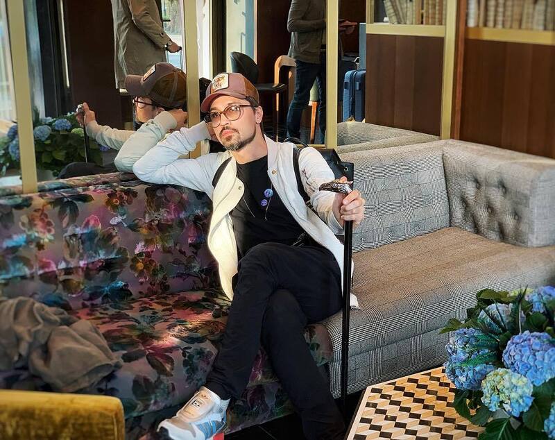 Певец собрал дома целую коллекцию тростей