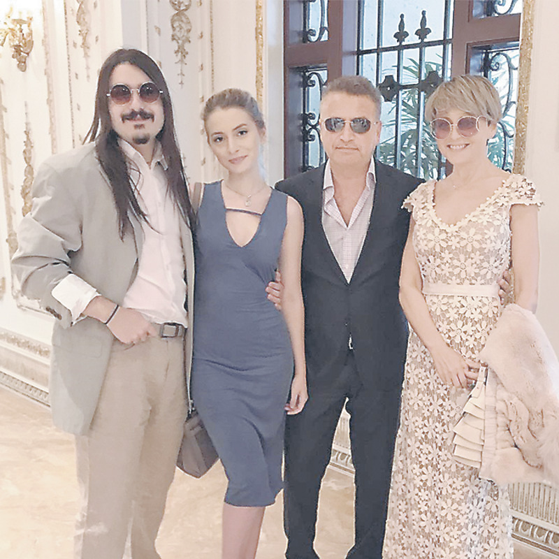 Не так двано Елизавета представила знаменитым родителям своего молодого человека, с которым познакомилась в Америке. Его зовут Марк Анджело, и он тоже музыкант