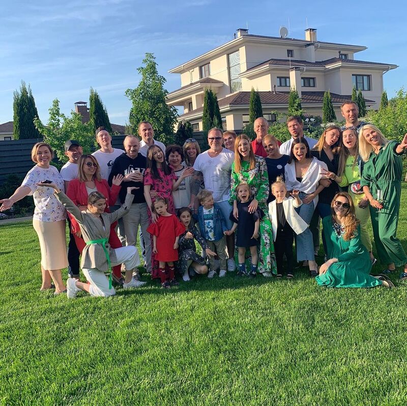 День рождения певица отметила в компании родных и самых близких друзей