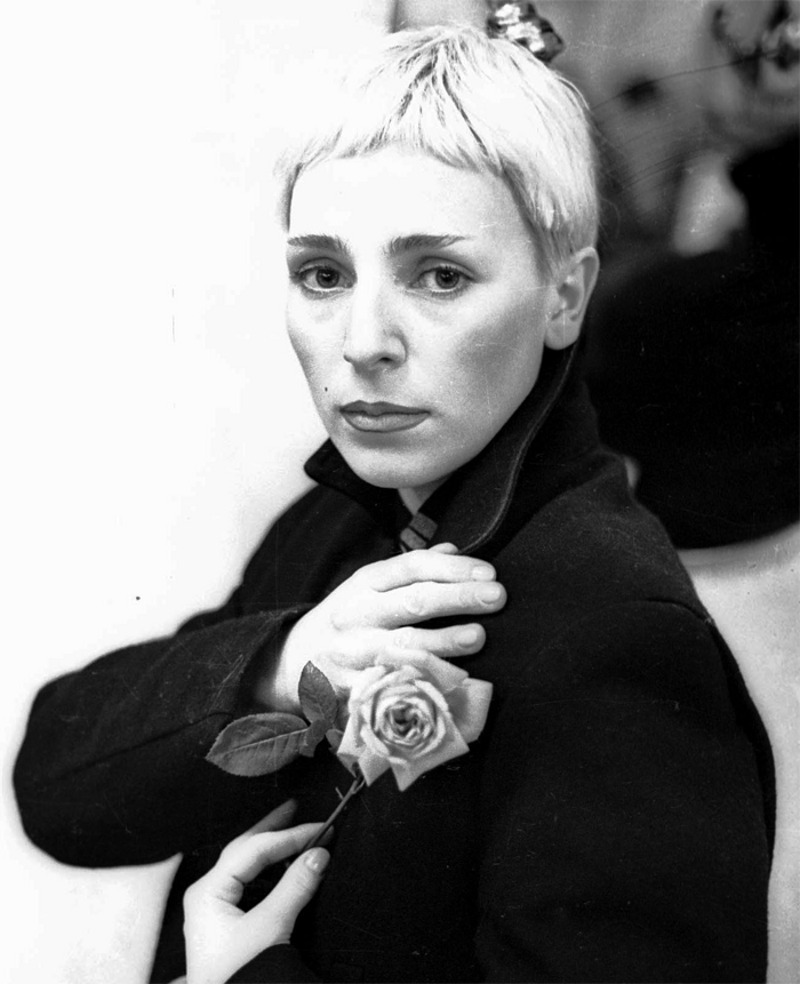 Жанна и в юности пыталась выдать себя за кого-то другого, например, заморскую певицу Ивонну Андерс