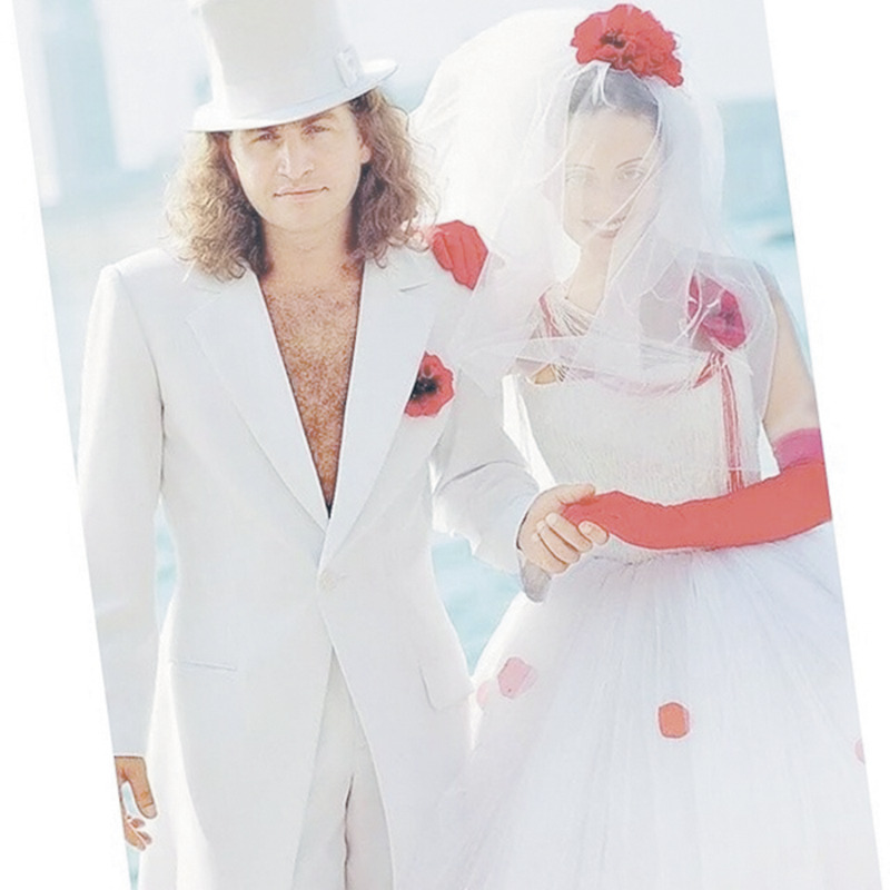 Своей свадьбе супруги посвятили клип. По тем временам выглядели жених и невеста авангардно до изумления