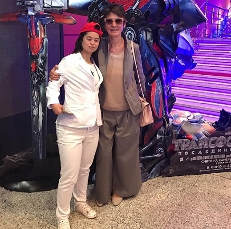 ИРИНА ХАКАМАДА С ДОЧКОЙ